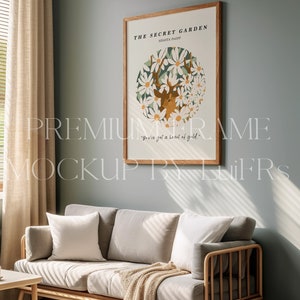 Peut inclure: Une impression encadr&eacute;e avec un fond blanc et un cerf entour&eacute; de fleurs blanches. Le texte "THE SECRET GARDEN" et "SHASTA DAISY" est en haut de l'impression. Le texte "you've got a heart of gold." est en bas de l'impression.
