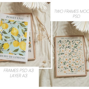 Könnte beinhalten: Zwei gerahmte Kunstdrucke mit einem hellen Holzrahmen. Der Druck auf der linken Seite zeigt einen Zitronenbaum mit dem Text "POSITANO ALBERO DI LIMONE" in hellblau und weiß. Der Druck auf der rechten Seite zeigt ein weißes Gänseblümchenmuster mit dem Text "THE SECRET GARDEN" in hellblau und weiß.