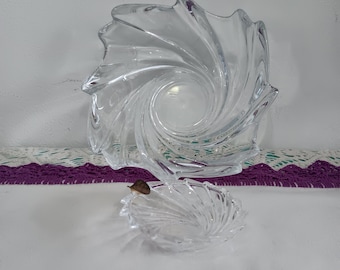 Conjunto de centro de mesa y cenicero a juego de cristal.