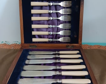 Juego de cubiertos de pescado ingleses,  primera mitad del S. XX