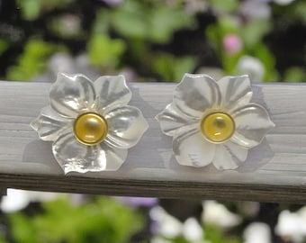Handsnidade blomörhängen, pärlemorörhängen, snäcksmycken