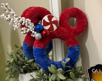 ディズニー風ミッキーマウスのクリスマスリース：お祝いの玄関ドア飾り
