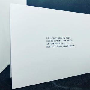 Si tout le monde se tenait la main à l'équateur, la plupart d'entre eux se noieraient - carte dactylographiée - intérieur vierge avec enveloppe