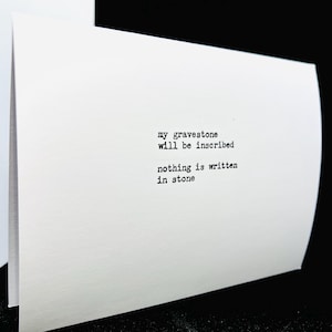 op mijn grafsteen staat niets geschreven: blanco binnenkant met envelop