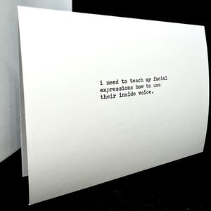 ich muss meine Gesichtsausdrücke lehren, ihre innere Stimme einzusetzen. - leere Innenseite mit Umschlag