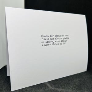 bedankt dat je mijn beste vriend bent en me altijd advies geeft, ook al luister ik er nooit naar. - getypte kaart - blanco binnenkant met envelop