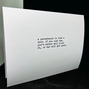 een haakje is als een deur. als je er een opent, kun je hem maar beter sluiten, anders wordt vader boos. - getypte kaart - blanco binnenkant met envelop