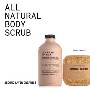 Puede incluir: Una botella marrón de gel de ducha con una etiqueta blanca que dice "The Scrub and Body Wash Walnut Shell + Orange Peel" y "Second Layer Organics". La botella está al lado de una esponja natural con una etiqueta blanca que dice "Natural Loofah (100% organic)" y "Second Layer Organics".