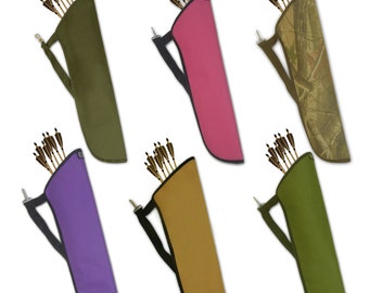 Könnte beinhalten: Sechs unterschiedlich farbige Pfeilköcher mit Pfeilen darin. Die Köcher sind aus strapazierfähigem Stoff gefertigt und haben einen Schultergurt. Die Farben sind grün, pink, Tarnmuster, lila, beige und grün.