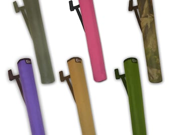 Könnte beinhalten: Sechs Pfeilköcher in verschiedenen Farben mit einem schwarzen Gurt und einem schwarzen Clip. Die Köcher sind aus Stoff gefertigt und haben einen schwarzen Besatz. Die Farben sind grün, pink, Tarnmuster, lila, beige und grün.