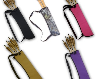 Könnte beinhalten: Fünf Bogensportköcher in Schwarz, Camouflage, Pink, Beige und Lila. Jeder Köcher enthält Pfeile mit Federbefiederung. Die Köcher haben verstellbare Schultergurte. Der Hintergrund ist weiß.