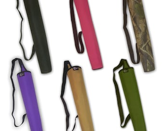Könnte beinhalten: Sechs Pfeilköcher in verschiedenen Farben mit verstellbaren Schultergurten. Die Köcher sind aus strapazierfähigem Stoff gefertigt und in Schwarz, Pink, Tarnmuster, Lila, Braun und Grün erhältlich.