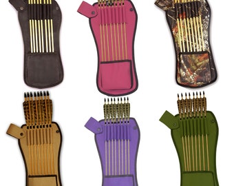 Könnte beinhalten: Sechs Bogensportköcher in verschiedenen Farben: Braun, Pink, Camouflage, Beige, Lila und Olivgrün. Jeder Köcher fasst mehrere Pfeile mit goldfarbenen Schäften und schwarzen Federn. Die Köcher haben eine Tasche und einen Klappenverschluss.