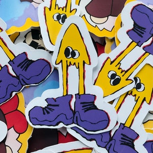 Puede incluir: Un personaje de dibujos animados amarillo con ojos grandes y piernas largas que lleva botas moradas. El personaje está de pie sobre un fondo blanco con otros personajes de dibujos animados en el fondo.