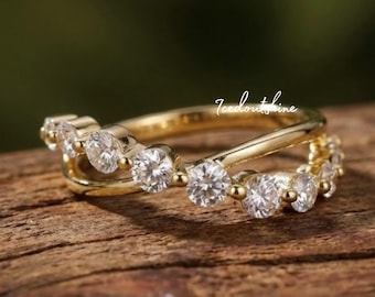カーブドモアッサナイトの結婚指輪：ゴールドのシェアプロングエンハンサーリング