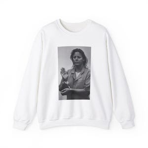 Puede incluir: Sudadera blanca con un estampado de foto en blanco y negro de una persona con un mono y esposas.