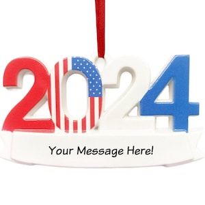 Könnte beinhalten: Weißer Keramik-Anhänger mit den Zahlen 2024. Die 2 und 4 sind weiß, die 0 ist mit einer amerikanischen Flagge verziert und die 2 ist rot. Der Anhänger hat unten ein Banner mit dem Text "Your Message Here!"