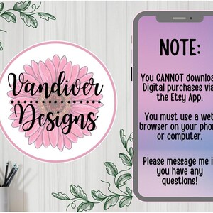 Op de afbeelding: Een roze en witte bloemgrafiek met de tekst "Vandiver Designs" in zwart. Een smartphone-scherm toont een notitie met de tekst "NOTA: Je kunt digitale aankopen NIET downloaden via de Etsy-app. Je moet een webbrowser op je telefoon of computer gebruiken. Neem contact met me op als je vragen hebt!"