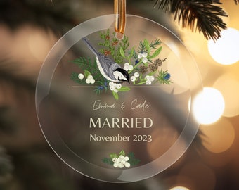 Könnte beinhalten: Ein transparenter Glas-Anhänger mit einem weißen Vogel und grünem Blattwerk. Der Anhänger trägt den Text "Emma & Cade Verheiratet November 2023".