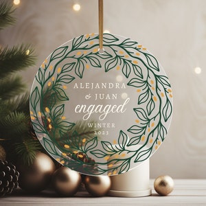 Aangepaste betrokken ornament, betrokken aandenken, cadeau voor verloofd koppel, gepersonaliseerd glazen kerstornament, Holly Berry Design