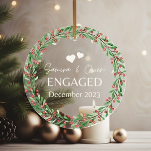 Aangepaste betrokken ornament, betrokken aandenken, cadeau voor verloofd koppel, gepersonaliseerd glazen kerstornament, Holly Berry Design
