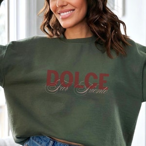 Sudadera con dicho italiano, camisa Dolce Far Niente, cuello redondo minimalista de Italia, regalo de amante italiano, suéter tipográfico, regalo en idioma italiano