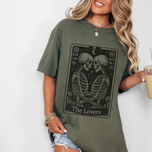 Liebhaber Komfort Farben Skelett Tarot Shirt, Vintage Style Tarot Tshirt, Retro Tarot Das Liebhaber T-Shirt, lustiges Skelett Geschenk, Unisex Tarot Shirt