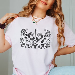 Skandinavisches Tshirt, Komfort Farben Shirt, Botanisches T-Shirt, Hygge Geschenk, Cottagecore Kleidung, Nordische Volkskunst Shirt, Naturliebhaber Geschenk, Scandi