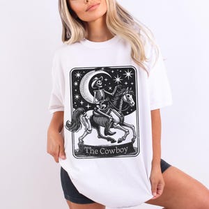 Camisa de cores confortáveis de esqueleto de cowboy, camiseta de tarô estilo vintage, camiseta retrô de cowboy, presente de esqueleto engraçado, camiseta de cowboy de esqueleto de tarô