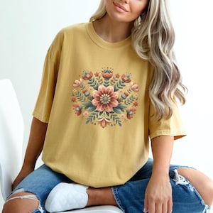 Blumen Nordische Volkskunst Komfort Farben T-Shirt, Volkskunst Scandi Tshirt, übergroßes Shirt, Nordische Volkskunst Geschenk, Floral Scandi Style Geschenk