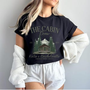 Individuelles Cabin Bachelorette Shirt, individuelles Camp Braut T-Shirt, Comfort Farben Berg Bach Party, Wandern Brautgeschenk, Outdoor Girls Trip Shirt