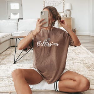 Camiseta italiana con colores cómodos, camiseta minimalista con fuente cursiva, top con estética de viaje romántica, camiseta de verano, regalo para chicas, regalo para amantes de Italia