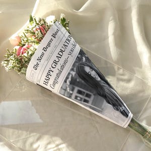 Modello regalo per giornale di laurea, bouquet di fiori da avvolgere in un giornale per neolaureati, regalo per laureati, modello Canva