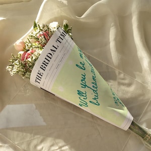 Modelo de embrulho de flor de jornal para dama de honra, modelo de embrulho de buquê de dama de honra verde para impressão, proposta divertida de dama de honra, modelo Canva