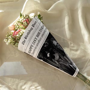Modelo de embrulho de flores para jornal de presente de aniversário, presente de aniversário de 21 anos editável para filha, presente exclusivo para melhor amiga, modelo do Canva
