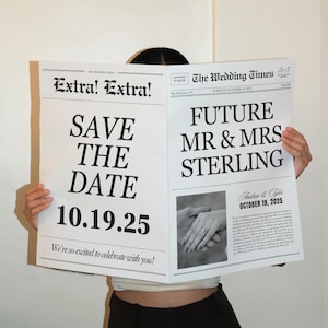 Peut inclure: Une annonce de mariage de style journal noir et blanc pour un mariage. Le titre principal est "Extra ! Extra ! Save the Date 10.19.25" et le sous-titre est "We're so excited to celebrate with you !" Le côté droit du journal est intitulé "The Wedding Times" avec le titre "Future Mr. & Mrs. Sterling" et un sous-titre plus petit qui indique "Andrea & Tyler October 19, 2025".