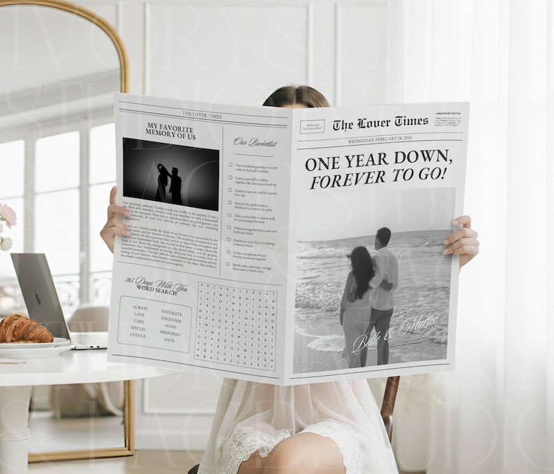 Może przedstawiać: Czarno-biała gazeta zatytułowana "The Lover Times" z nagł&oacute;wkiem "ONE YEAR DOWN, FOREVER TO GO!". Gazeta zawiera zdjęcie pary na plaży i grę w wyszukiwanie sł&oacute;w. Gazeta jest trzymana.
