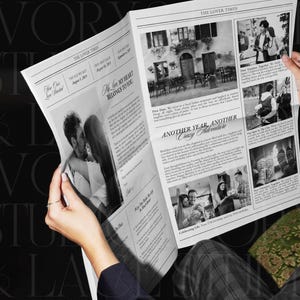 Może przedstawiać: Czarno-biała gazeta zatytułowana "The Lover Times" z nagł&oacute;wkiem "My Heart Belongs to You". Gazeta zawiera zdjęcia i tekst, trzymane przez osobę. Gazeta jest otwarta, wyświetlając artykuły i obrazy.