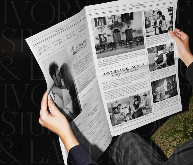 Może przedstawiać: Czarno-biała gazeta zatytułowana "The Lover Times" z nagł&oacute;wkiem "My Heart Belongs to You". Gazeta zawiera zdjęcia i tekst, trzymane przez osobę. Gazeta jest otwarta, wyświetlając artykuły i obrazy.