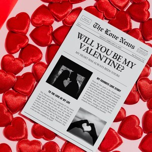 Puede incluir: Una tarjeta de San Valent&iacute;n imprimible con un dise&ntilde;o de peri&oacute;dico. El titular dice "Will You Be My Valentine?" con el subt&iacute;tulo "My Heart Has Always Been Yours". La tarjeta presenta una foto en blanco y negro de una pareja tom&aacute;ndose de la mano y una historia de amor.