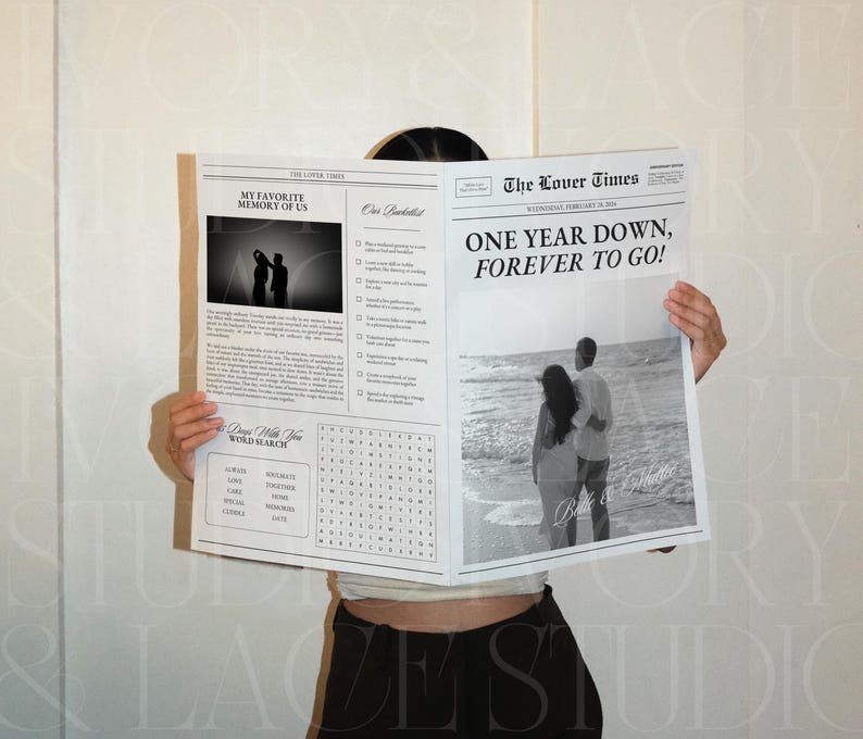 Może przedstawiać: Czarno-biała gazeta z nagł&oacute;wkiem "ONE YEAR DOWN, FOREVER TO GO!" trzymana przez osobę. Gazeta zawiera zdjęcia i tekst, w tym wyszukiwanie sł&oacute;w i słowa "MY FAVORITE MEMORY OF US."