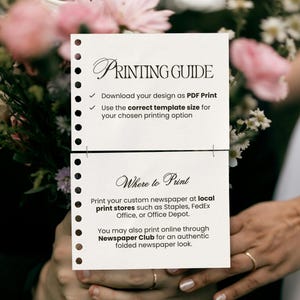 Może przedstawiać: Biała kartka z tekstem "PRINTING GUIDE" i instrukcjami dotyczącymi drukowania niestandardowej gazety. Papier jest trzymany przed kompozycją kwiatową. Tekst zawiera informacje o tym, gdzie drukować i jak pobrać projekt.