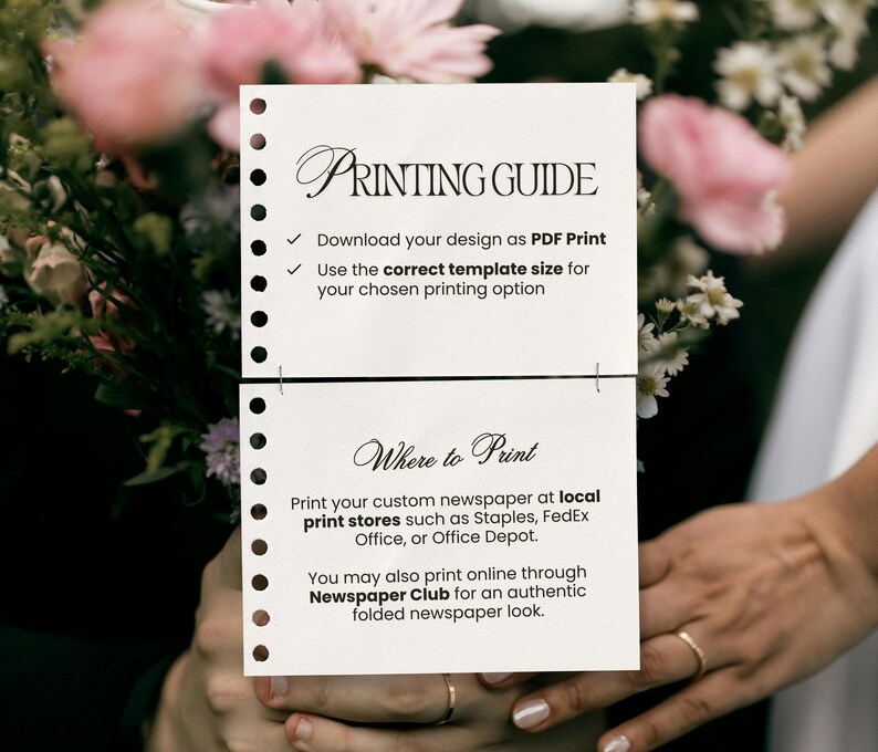 Może przedstawiać: Biała kartka z tekstem "PRINTING GUIDE" i instrukcjami dotyczącymi drukowania niestandardowej gazety. Papier jest trzymany przed kompozycją kwiatową. Tekst zawiera informacje o tym, gdzie drukować i jak pobrać projekt.