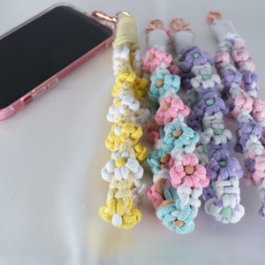 Macrame Wristlet Phone Strap Short Wristlet Keychain Daisy Phone Strap Accessory Charm Flower Lanyard