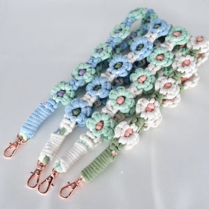 Macrame  Wristlet Phone Strap Short Wristlet Keychain Daisy Phone Strap Accessory Charm Flower Lanyard