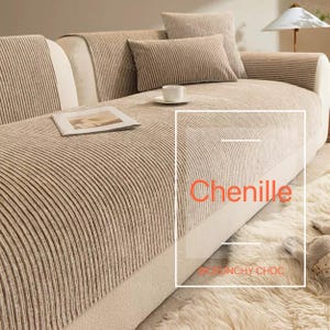 Könnte beinhalten: Beige Chenille-Sofabezug mit gerippter Textur. Der Bezug ist über ein beiges Sofa drapiert, mit passenden Wurfkissen und einer kleinen weißen Tasse auf der Armlehne. Der Text "Chenille" ist sichtbar.