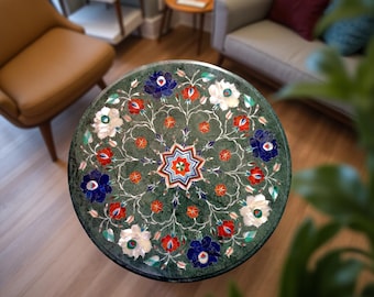 Mesa de centro feita à mão com incrustações de mármore verde: arte floral em pedra preciosa Pietra Dura