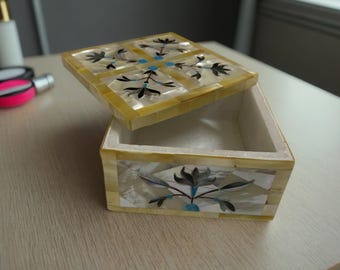 Handcrafted Vintage-Style Mother of Pearl Trinket Box, Jewelry Storage – Ideal for Rings & Mini Keepsakes