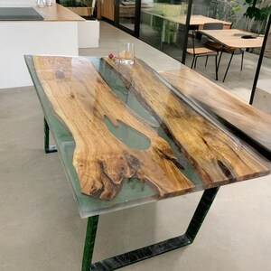 Handgemachter Couchtisch aus Akazienholz mit Live Edge Walnuss-Akzent
