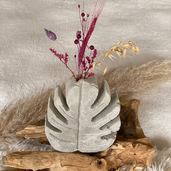 Vase Monstera avec fleurs séchées (béton)